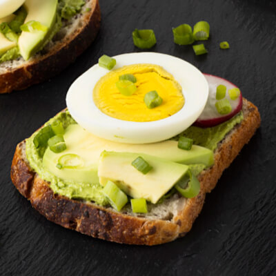 Wholemeal bread with avocado and egg